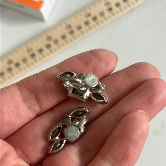 Vintage Elegant Silver Crystal Earrings - Picture 5 of 6